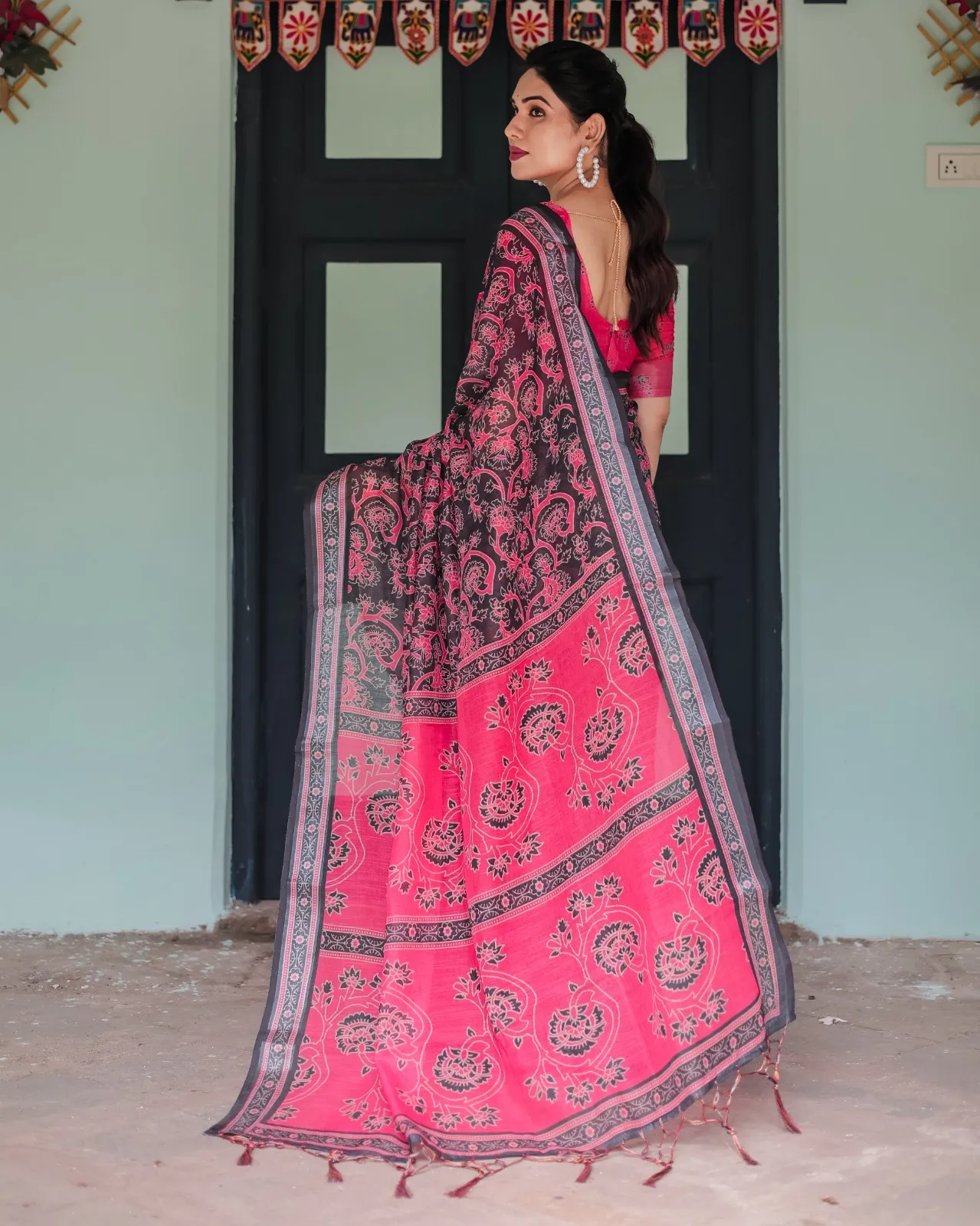 Grey Linen Cotton Paisley Printed Saree - Image 2