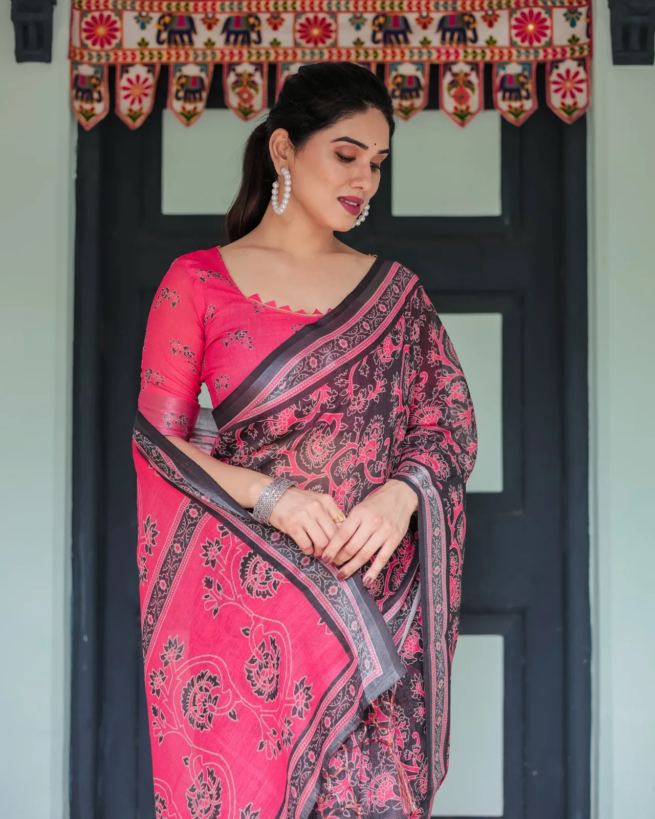 Grey Linen Cotton Paisley Printed Saree - Image 3