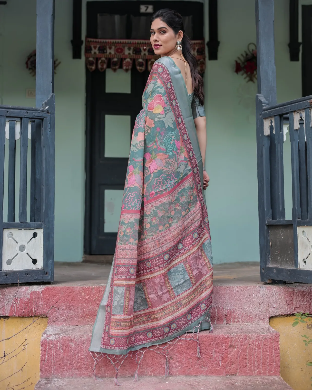 Grey Linen Cotton Floral Printed Saree - Image 2