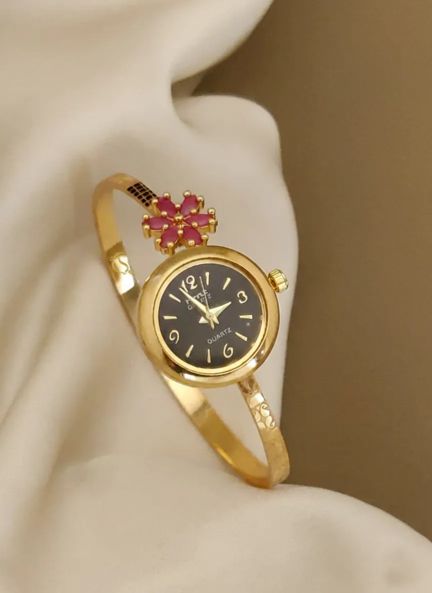 Modern Analog Bracelet Timepiece with White Dial