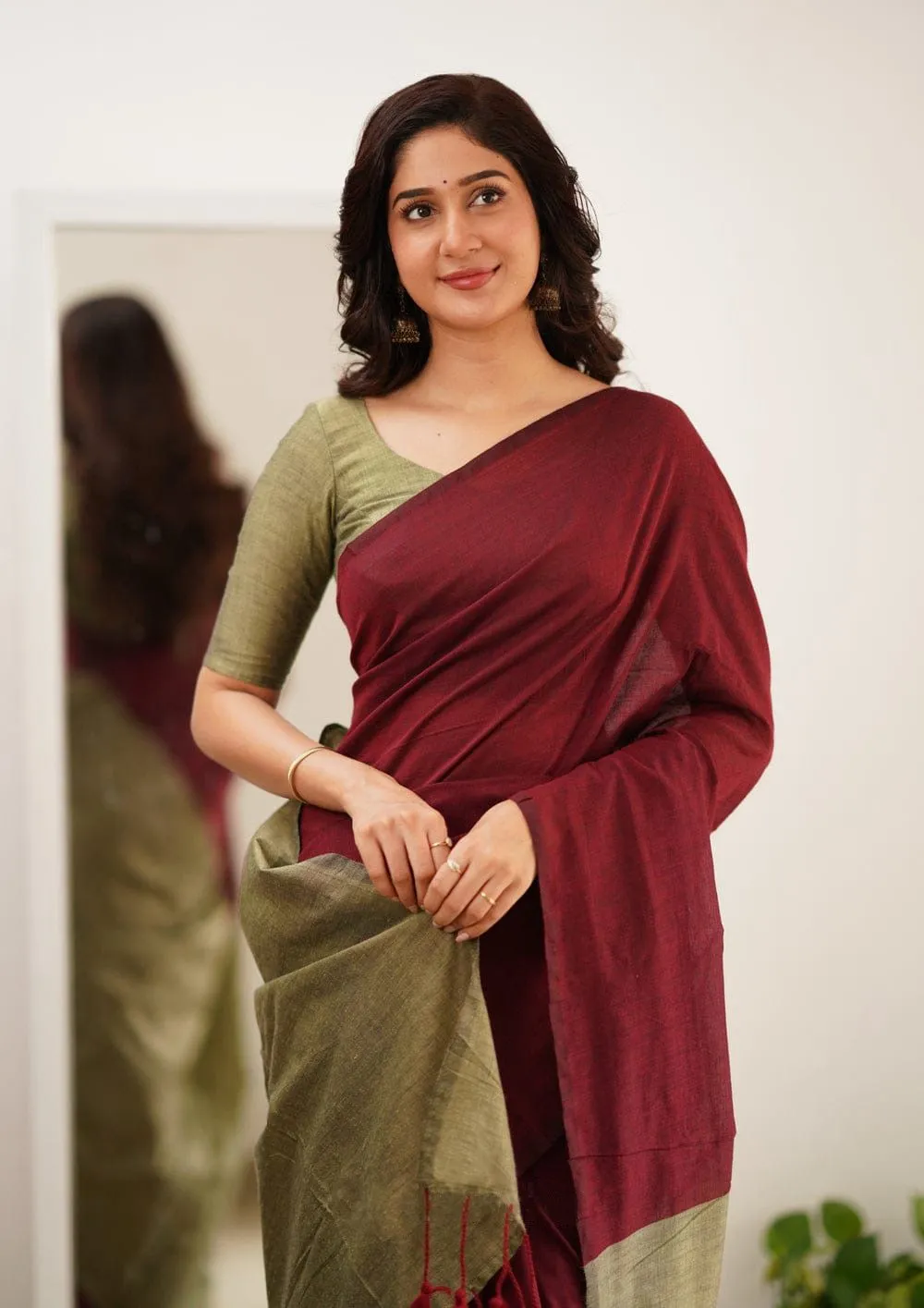 Maroon Linen Plain Daily Wear Saree With Tassels - Image 2
